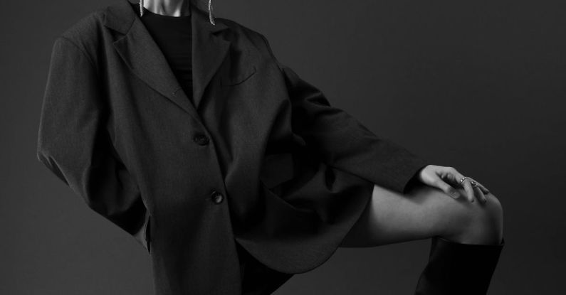 Leatherman Style PS - A woman in black and white is posing