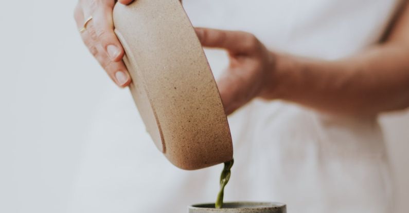Leatherman MUT - Woman preparing matcha